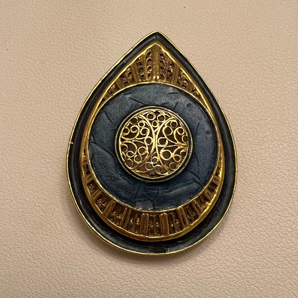 Vintage Gold Tone Teardrop Pendant Brooch – Blue Enamel & Filigree